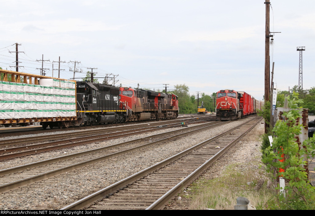 M337 heads north past Q11651 that is yarding its train
